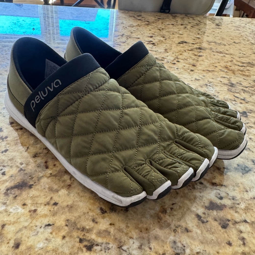 Peluva mens zen active slip on